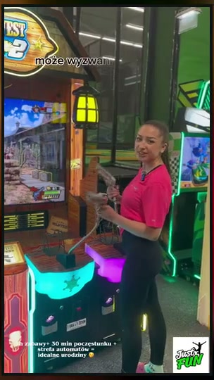 Automat strzelecki z ekranem w strefie gier