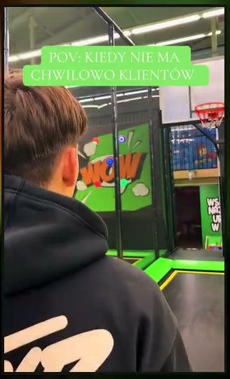 Rzut do kosza zawieszonego nad trampoliną