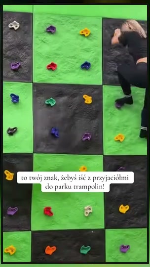 Wspinaczka po zielono-szarej ściance nad gąbkami