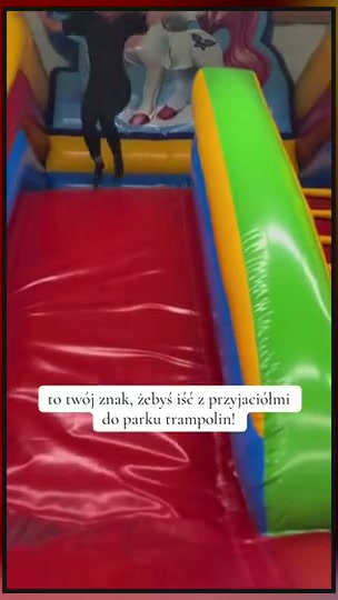 Zjazd po czerwonej dmuchanej zjeżdżalni