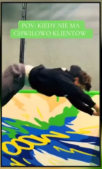 Skoczek wykonujący obrót na trampolinie sportowej